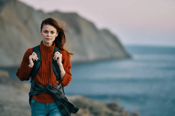 Donna con zaino sulla schiena turismo viaggi maglione oceano mare montagne — Foto Stock