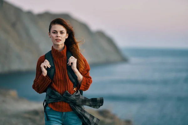 Donna con zaino sulla schiena turismo viaggi maglione oceano mare montagne — Foto Stock