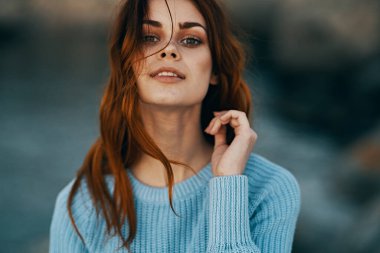 Güzel bir kadın açık havada gülümseyerek özgürlük yaşam tarzını etkiler.