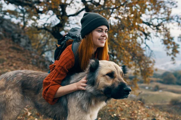 Vrolijke vrouw wandelaar natuur vriendschap landschap reizen — Stockfoto
