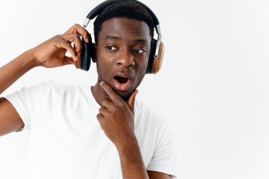 Kulaklık takan Afrikalı adam müzik sever, yakın çekim duyguları.