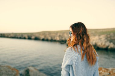 Gözlüklü kadın ada gezisi yapıyor.