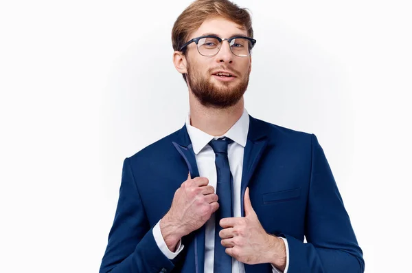 Sexy Geschäftsmann im klassischen Anzug mit Krawatte um den Hals und Brille im Gesicht weißer Hintergrund — Stockfoto