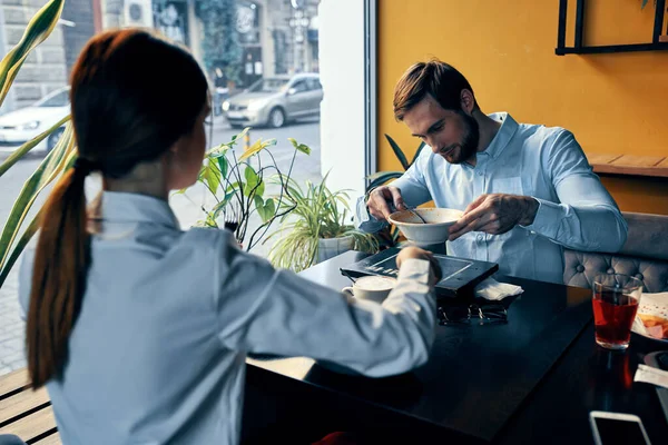 Employés à la table dans le café pause déjeuner cuisine femmes et homme — Photo