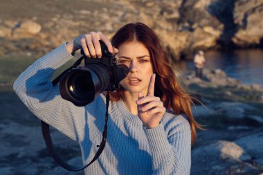 Doğada tatil yapan güzel bir kadın. Profesyonel.