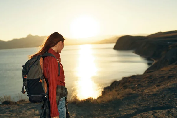 Жінка з рюкзаком на відкритому повітрі і скелястими горами подорожує свіжою свободою повітря — стокове фото