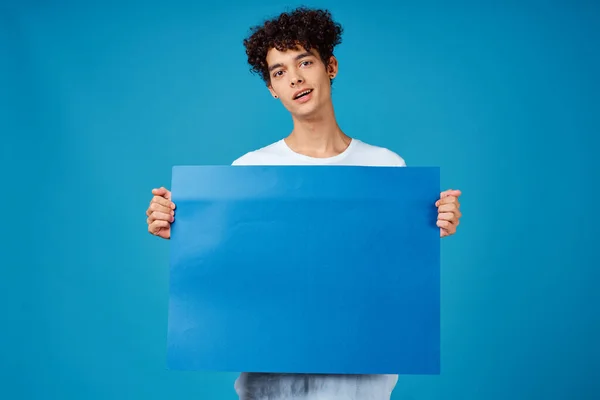 흰색 티셔츠 파란색 포스터 광고 깃발을 쓴 남자 — 스톡 사진