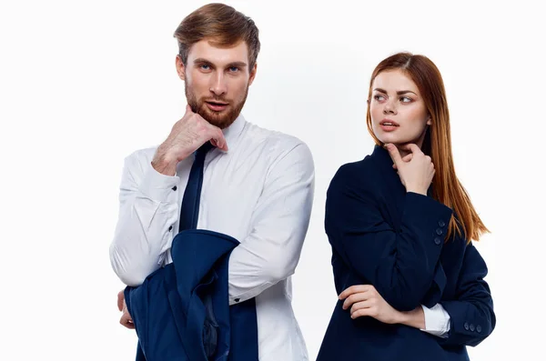 Joven pareja vistiendo trajes puestos junto a compañeros de trabajo comunicando finanzas — Foto de Stock
