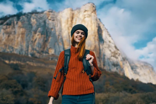 Mujer alegre excursionista naturaleza paisaje montañas rocosas viaje — Foto de Stock