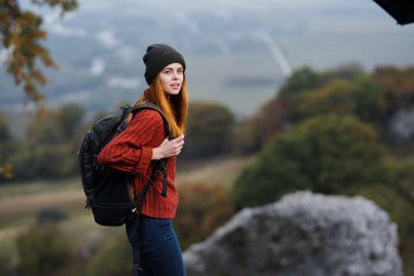 Kadın otostopçu sırt çantası seyahat manzarası macerası