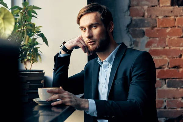Uomo seduto in stile di vita caffè tempo libero ufficiale — Foto Stock