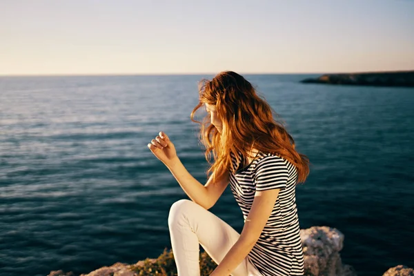 Piękna kobieta w pobliżu morza o zachodzie słońca lato t-shirt niebo — Zdjęcie stockowe