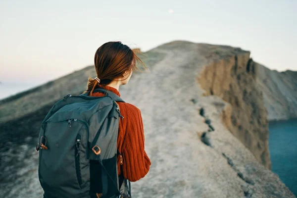 Alte montagne colline e viaggiatore felice nella natura vicino al mare — Foto Stock