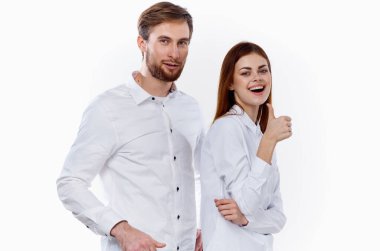 Neşeli çalışanlar, arka planda hafif gömlekli iletişim modelinde çalışmak için el kol hareketi yapıyorlar.