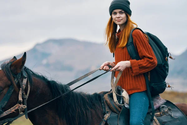 Femme randonneur à cheval dans les montagnes Voyage fun air frais — Photo