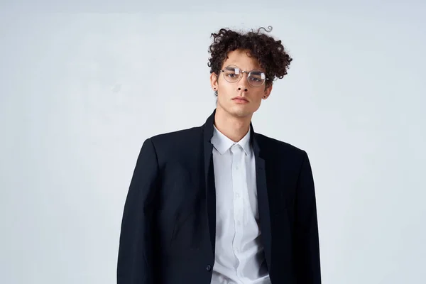 Επιχειρηματίας με κοστούμι μαύρο σακάκι γυαλιά στούντιο μόδας — Φωτογραφία Αρχείου