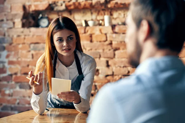 Il cameriere prende l'ordine dal cliente comunicazione stile di vita professionale — Foto Stock