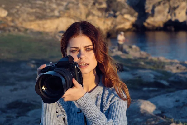 Mujer fotógrafa al aire libre montañas rocosas paisaje vacaciones naturaleza — Foto de Stock