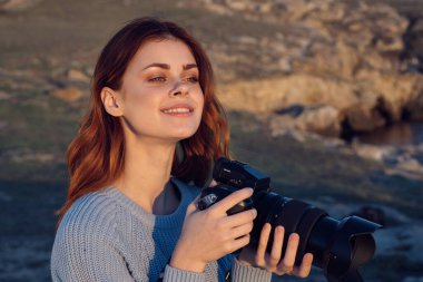 Neşeli kadın doğa fotoğrafçısı, manzara gezisi uzmanı.