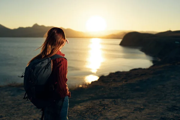 Donna escursionista a passeggiare montagne rocciose tramonto viaggi — Foto Stock