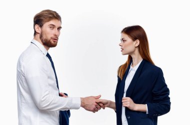 İş arkadaşları el sıkışırken iletişim sözleşmesi ışık arka planı