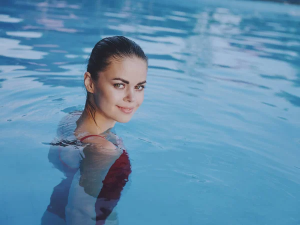 Bonita mujer rojo traje de baño piscina lujo ocio naturaleza —  Fotos de Stock