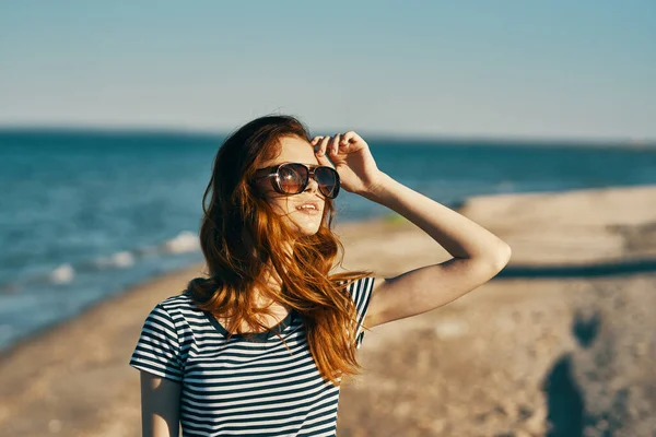 Praca będzie portret kobiety t-shirt w okularach przeciwsłonecznych na plaży świeże wakacje powietrza — Zdjęcie stockowe