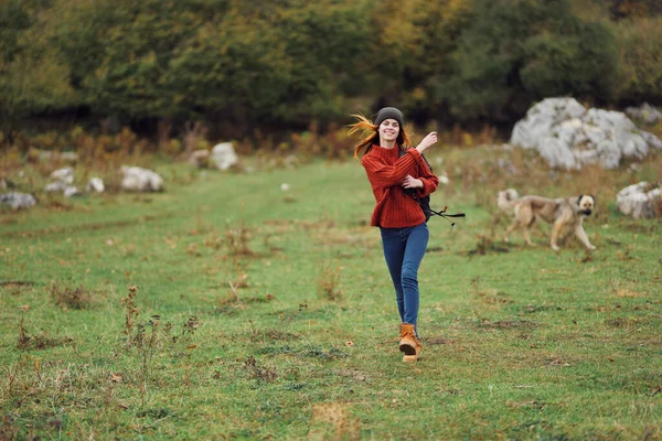 3.带着背包在野外散步的女徒步旅行者在山上玩得很开心 — 图库照片