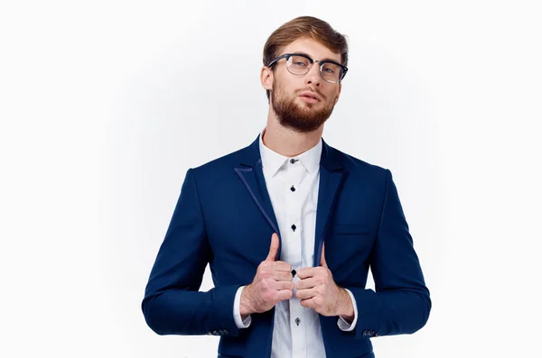 Hombre de negocios en traje clásico mostrando pulgar hacia arriba Éxito en el trabajo fondo ligero —  Fotos de Stock
