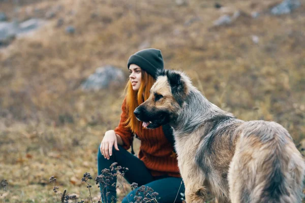 Mulher caminhante abraços cão na natureza paisagem montanhas viagens — Fotografia de Stock