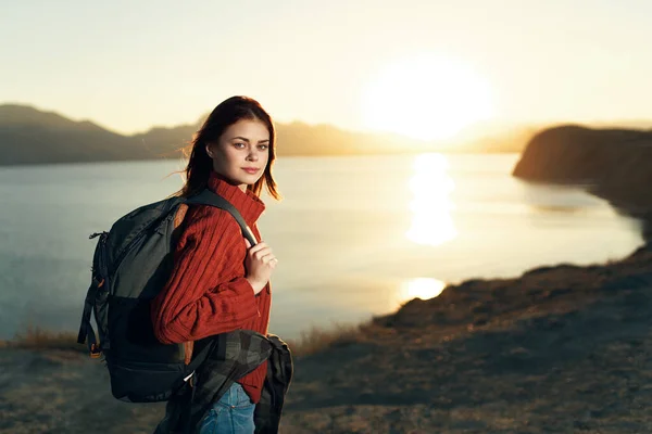 Turista mujer con mochila paisaje puesta del sol viaje — Foto de Stock