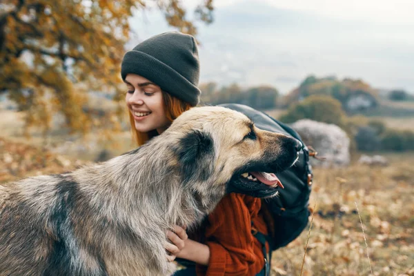 Neşeli kadın turist köpek doğası arkadaşlığı oynuyor. — Stok fotoğraf