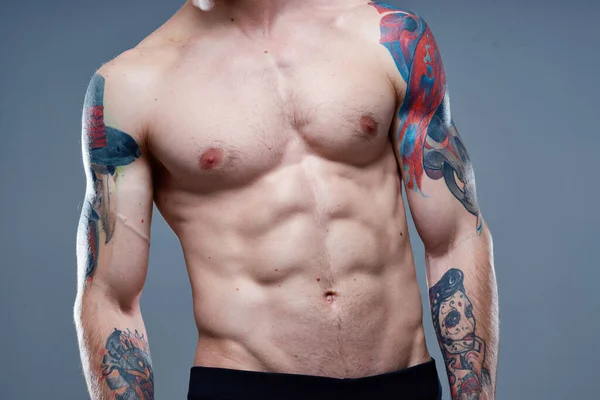 Atletas sexy con un torso bombeado bíceps culturista fitness modelo de prensa — Foto de Stock