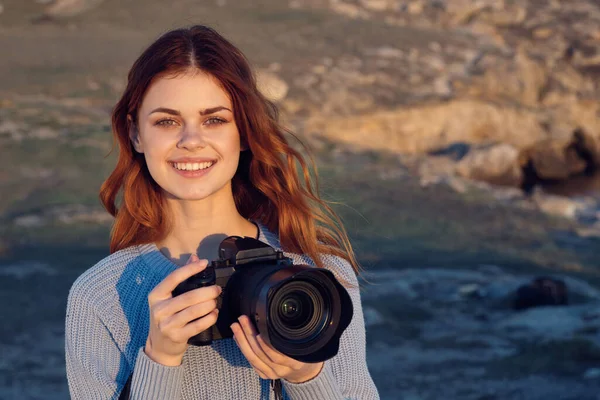 Femme caméra touristique paysage nature vacances Voyage — Photo