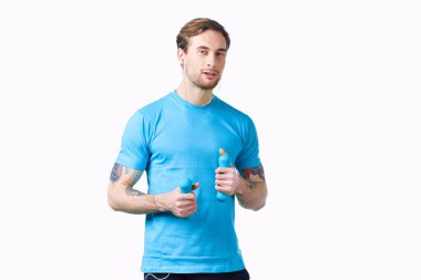 Açık arkaplanda mavi halterli sportif bir adam.