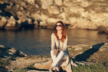 Doğada gezgin gözlüklerle dağlarda ve bir süveter içinde