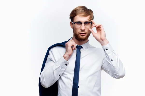 Ein Mann im Hemd mit Jacke in der Hand Manager Finanzbüro — Stockfoto