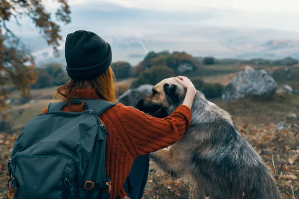 Kadın turist köpek doğasının yanında seyahat ediyor. — Stok fotoğraf