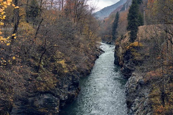 Skalnaté hory řeka příroda top pohled cestování čerstvý vzduch — Stock fotografie
