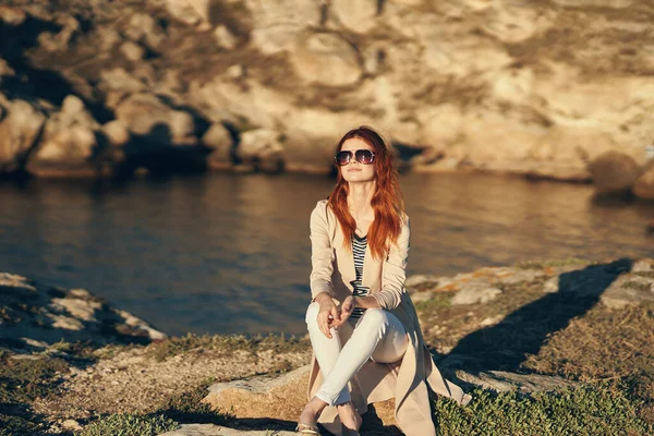 Doğada gezgin gözlüklerle dağlarda ve bir süveter içinde