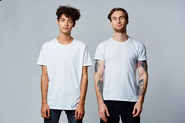 Due uomini in t-shirt bianche emozioni amicizia divertimento — Foto Stock