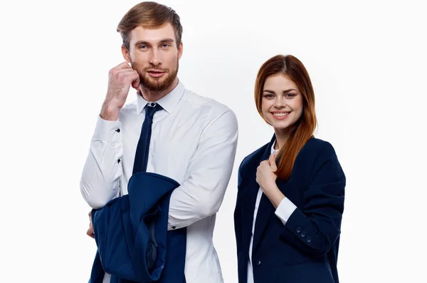 Homem e mulher de ternos estão de pé ao lado de colegas de trabalho financiar escritório luz de fundo — Fotografia de Stock