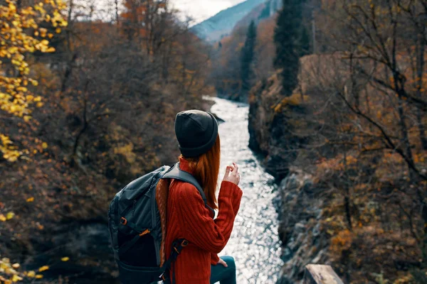 Donna escursionista fiume paesaggio viaggio laptop avventura — Foto Stock