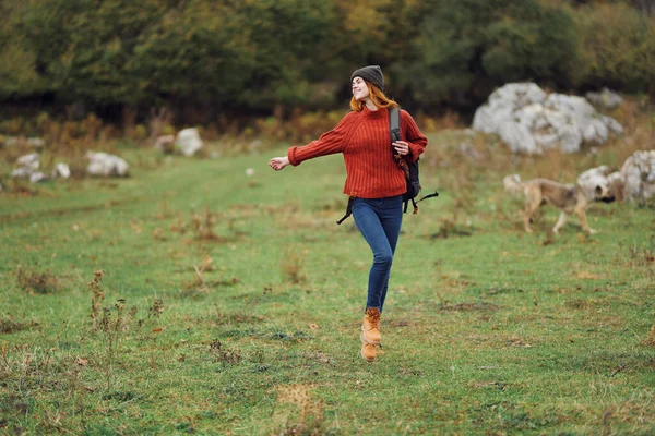 Žena turistka s batohem chůze v terénu cestování hory zábava — Stock fotografie