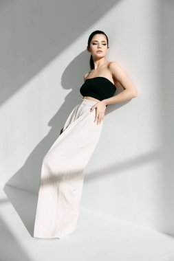 Hafif arka planda şık giyinmiş bir kadının portresi. 