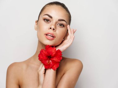 Kadın çıplak omuzlar kırmızı el temiz cilt yakın çekim