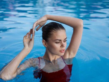 Mayo giymiş güzel bir kadın el ele tutuşuyor.