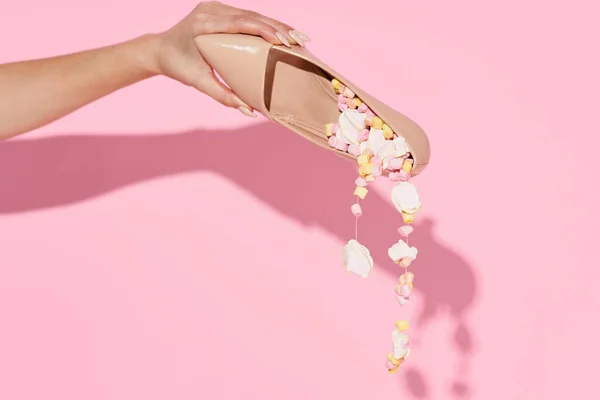 Mulheres sapatos doces deliciar doces fundo rosa — Fotografia de Stock