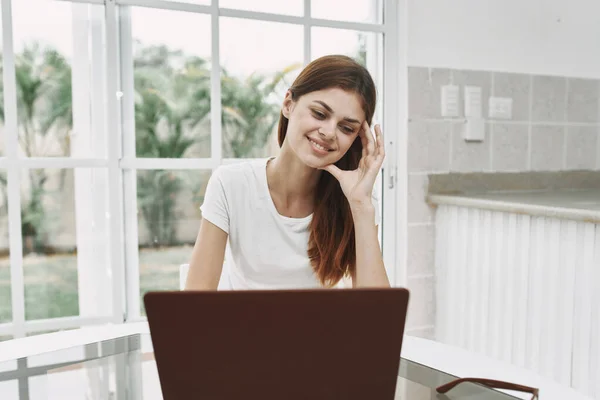 Mulher em casa na frente da tecnologia laptop trabalho on-line — Fotografia de Stock