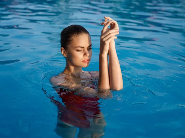 Женщина в бассейне купальник роскошный гламурный отдых природа — стоковое фото